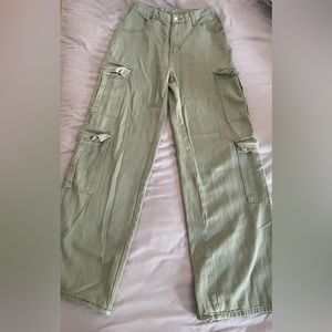It’s a size medium us 6, it’s a green cargo style pants